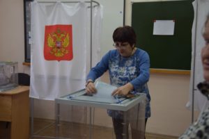 Марина Бакута голосует пораньше в родной школе