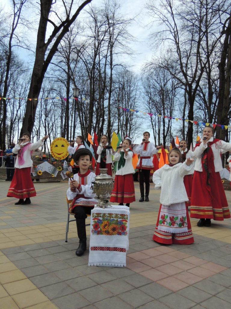 Кубанская масленица. Апшеронск сквер 60 летия Победы. Масленица на Кубани. Кубанская Масленица картинки.