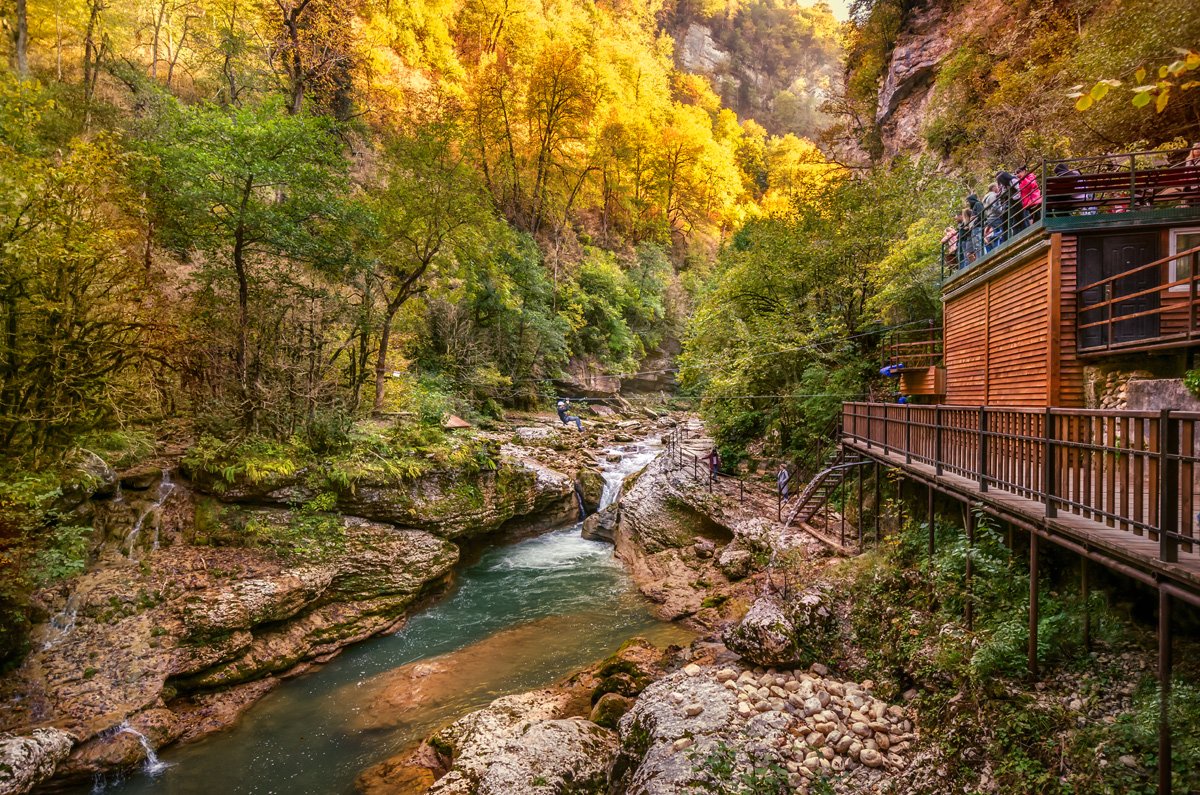 Гуамка фото. Гуамское ущелье в Краснодарском крае. Гуамское ущелье Адыгея. Мезмай Гуамское ущелье. Апшеронск Гуамское ущелье.