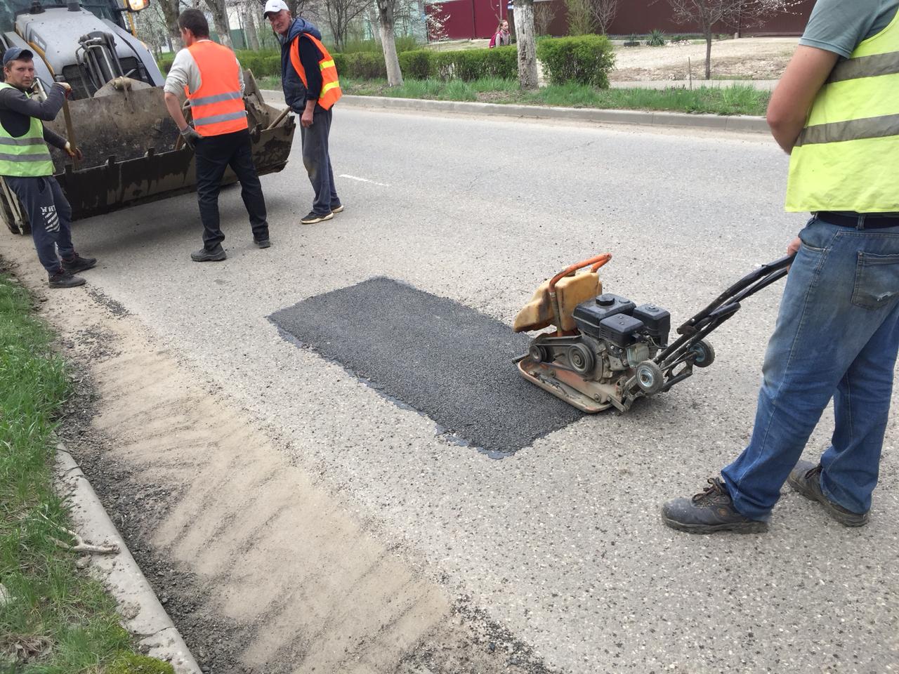 Продолжается ямочный ремонт на улицах Апшеронска | 23.04.2021 | Апшеронск -  БезФормата