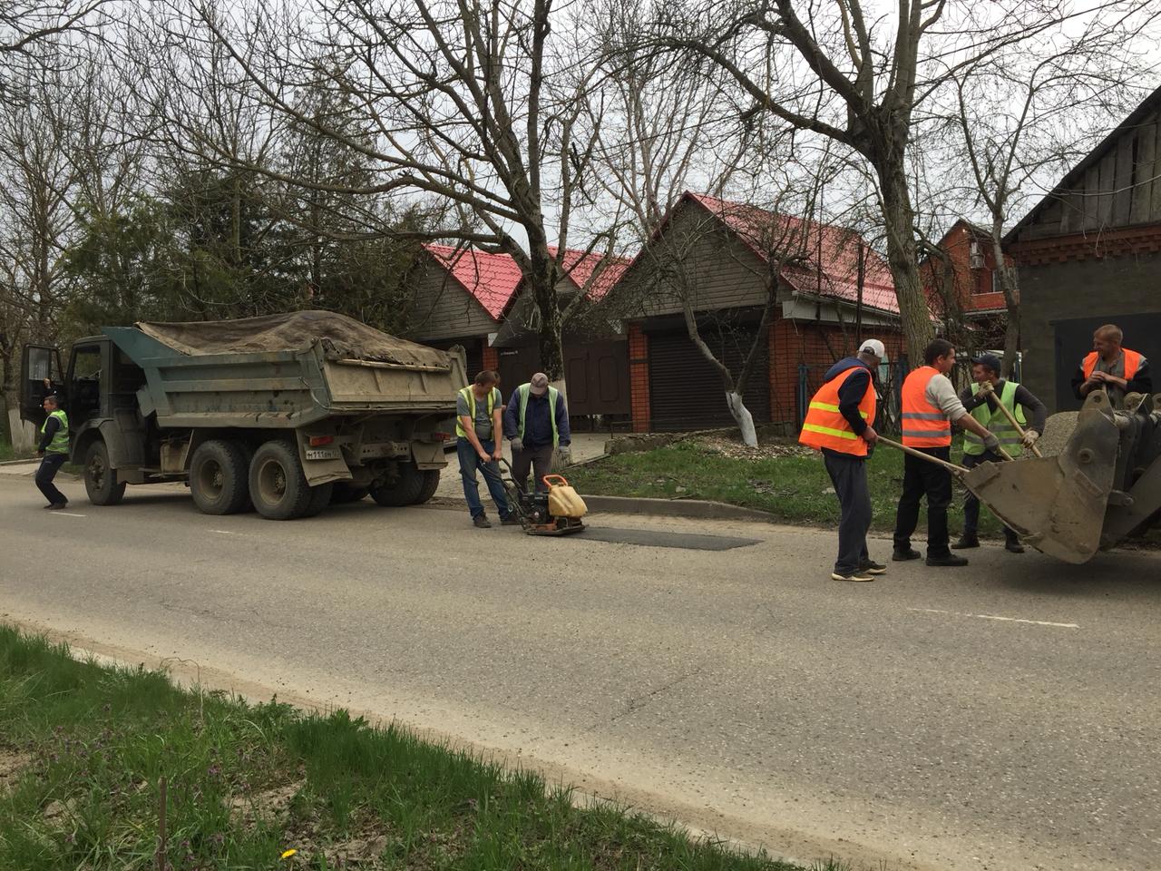 Продолжается ямочный ремонт на улицах Апшеронска | 23.04.2021 | Апшеронск -  БезФормата