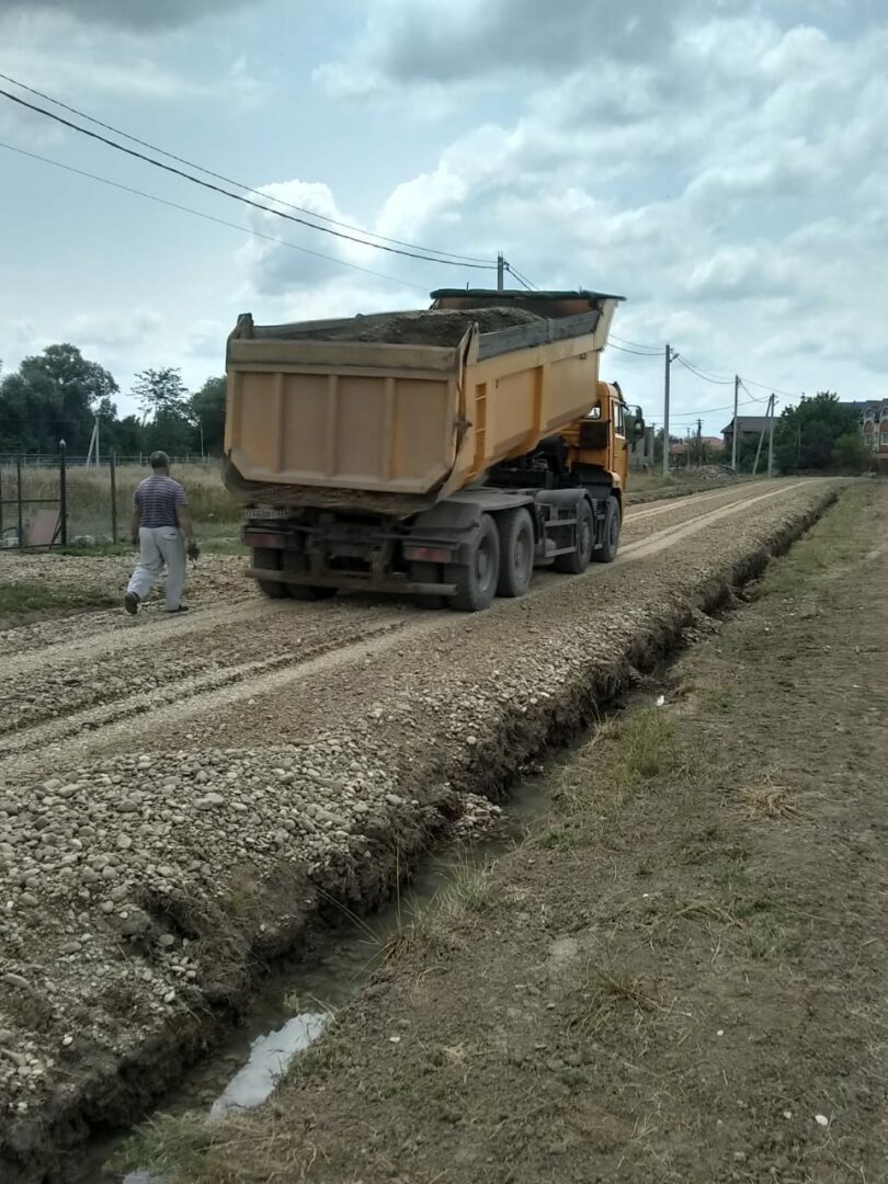 Продолжаются работы на улице Заозерной в Апшеронске | 20.07.2022 | Апшеронск  - БезФормата