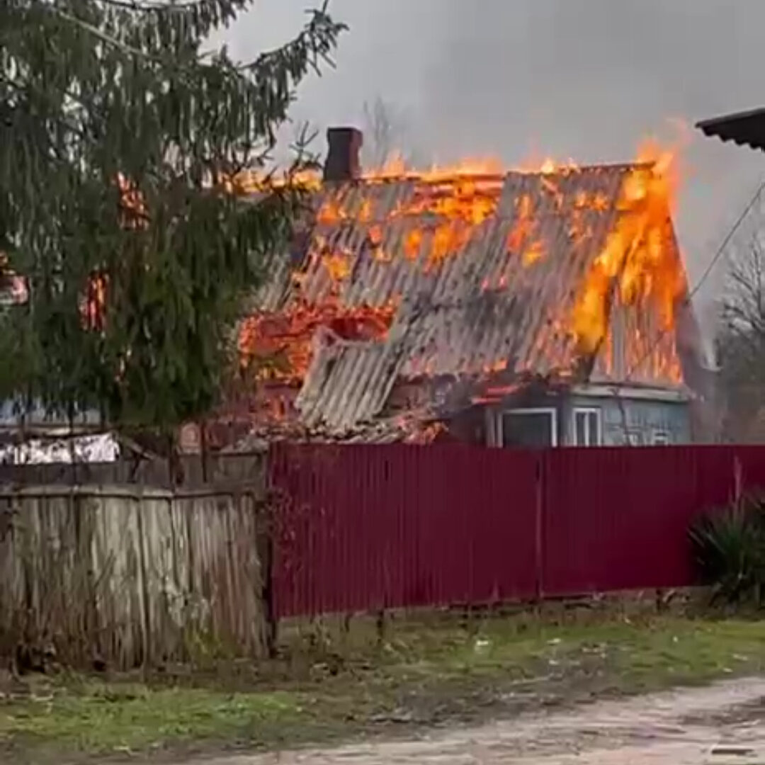 Пожар 4 декабря. Пожар в частном доме. Пожар в частном секторе. Фото горящего дома. Пожар в Краснодаре.