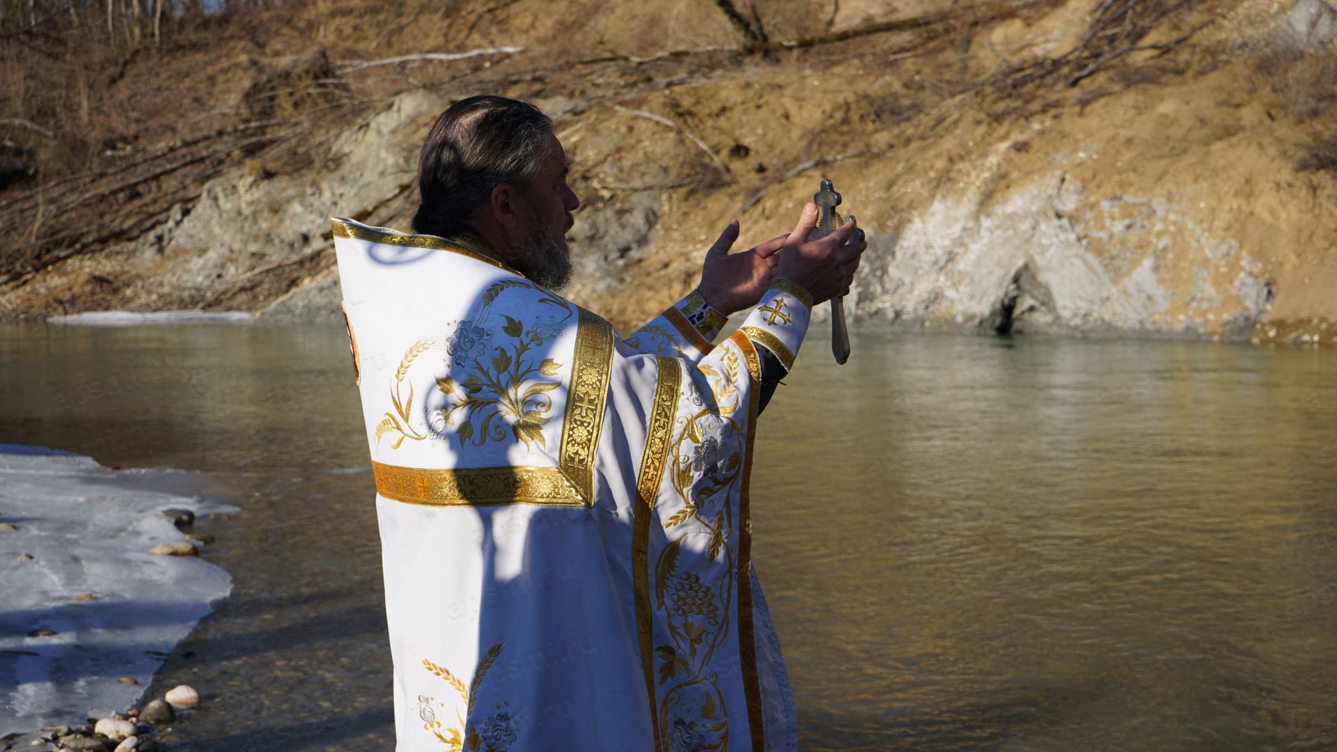 Вода апшеронск. Освящение воды. Освящение воды на крещение. Освящение воды на Богоявление. Крещение освящение воды на Иордане.