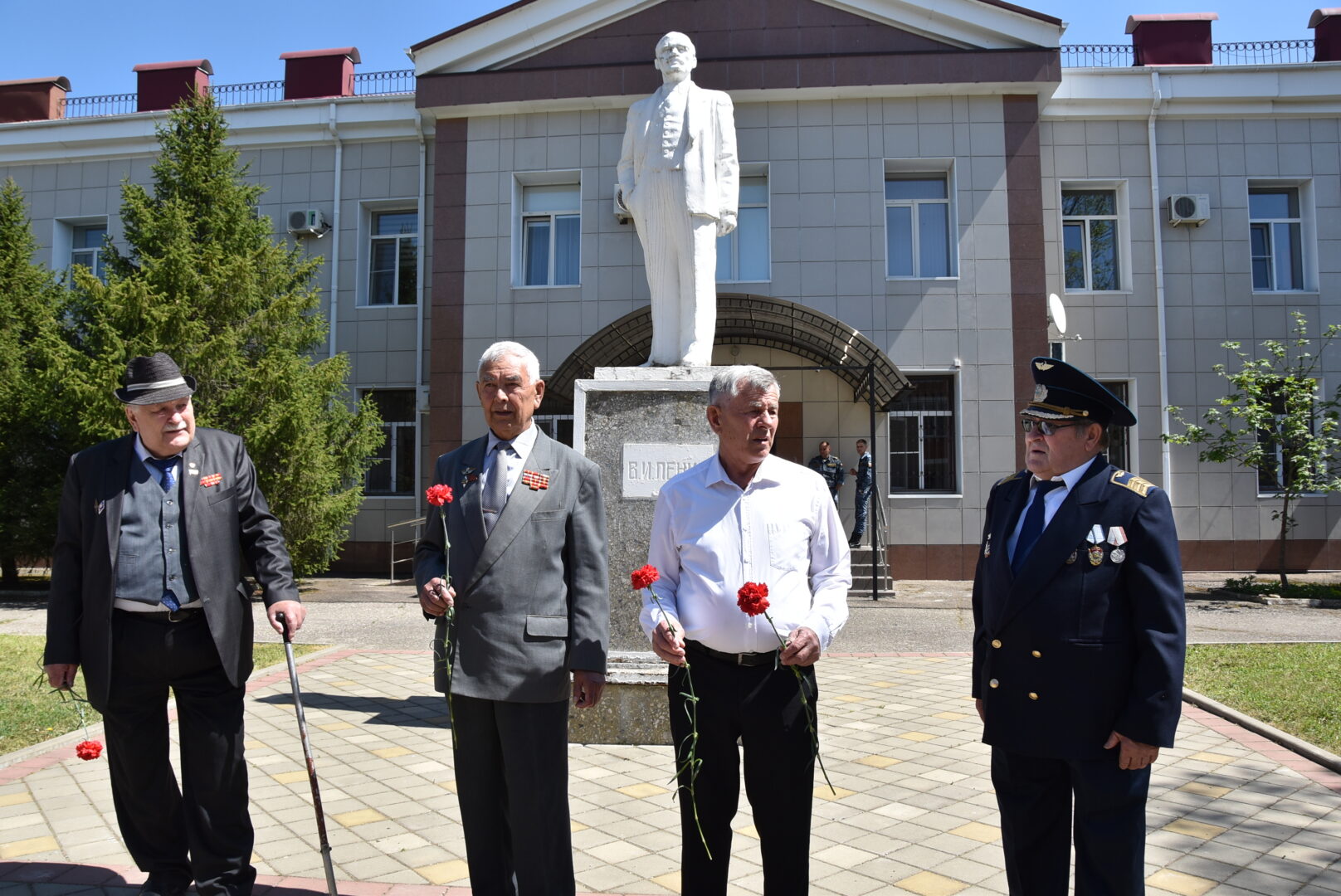 Цветы к памятникам Ленина в честь дня рождения вождя пролетариата возложили  члены районного Совета ветеранов | 22.04.2024 | Апшеронск - БезФормата