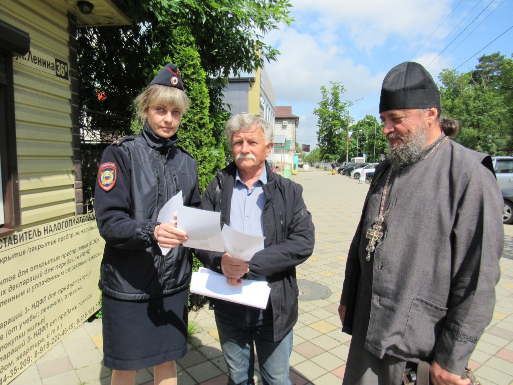 Полицейские Апшеронска совместно с общественниками провели разъяснительную  беседу по профилактике дистанционных преступлений с жителями района |  17.05.2024 | Апшеронск - БезФормата