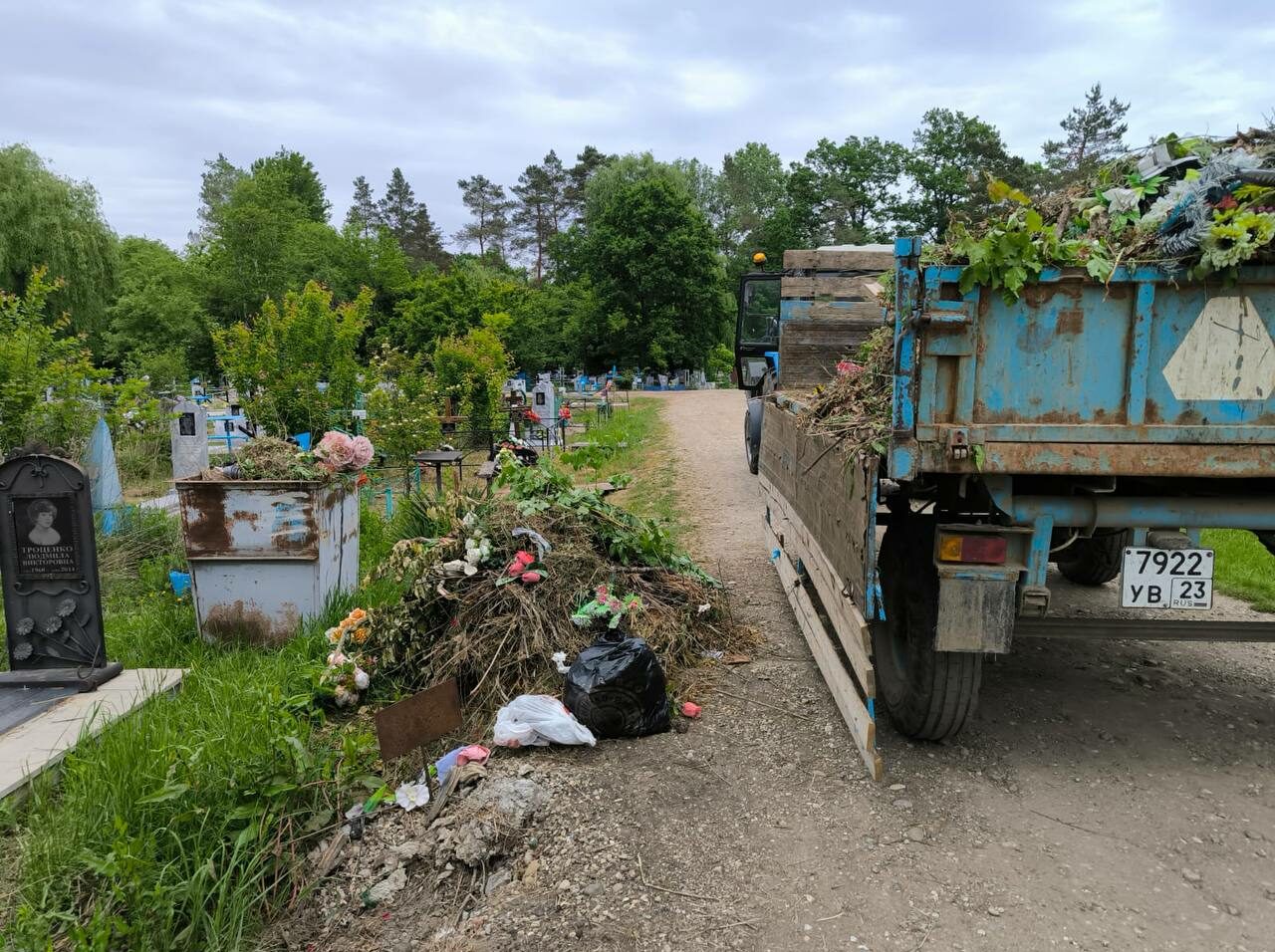 В Апшеронске продолжаются работы по уборке кладбищ | 13.05.2024 | Апшеронск  - БезФормата