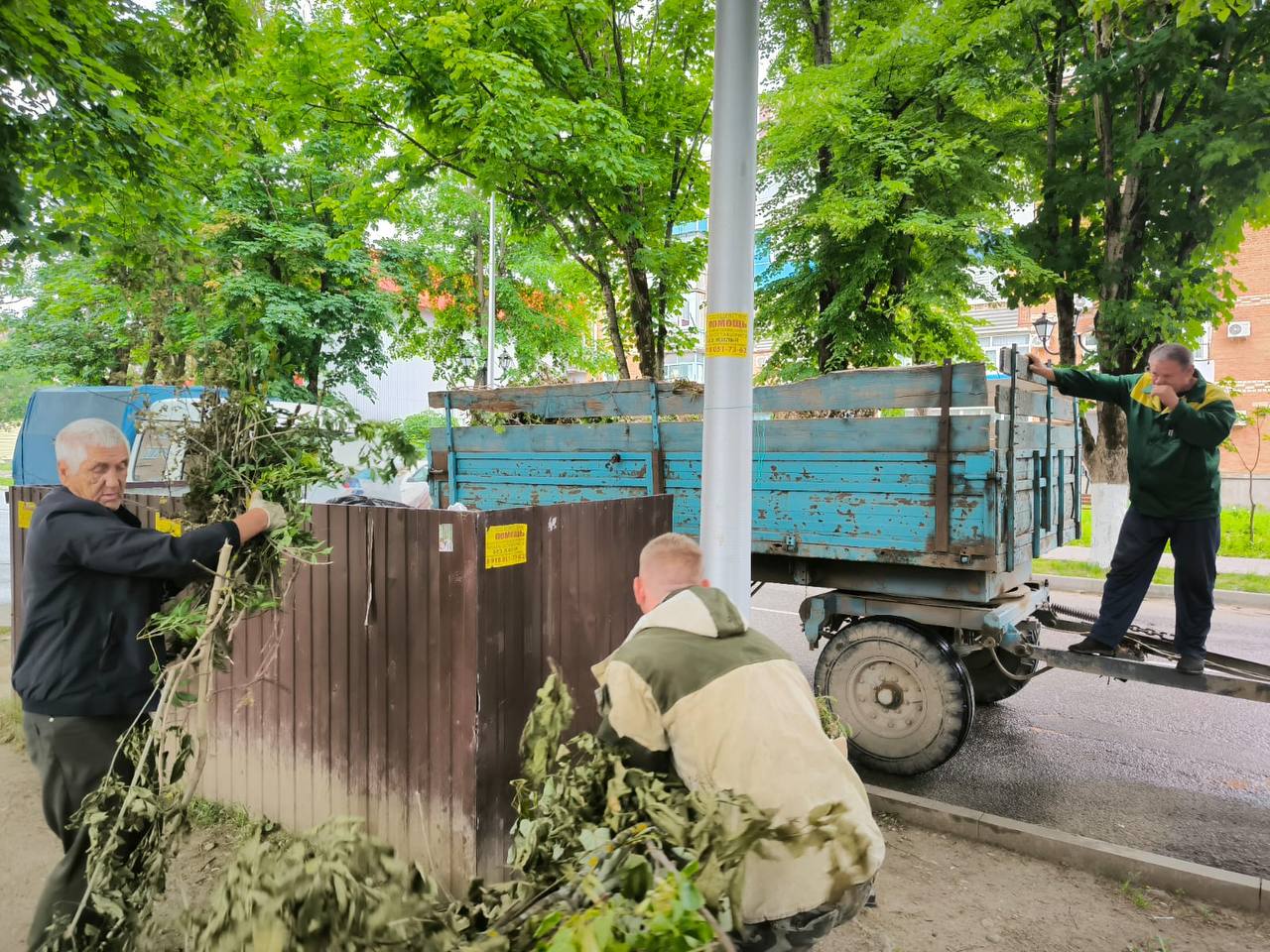 На улицах Апшеронска наводят порядок | 28.05.2024 | Апшеронск - БезФормата