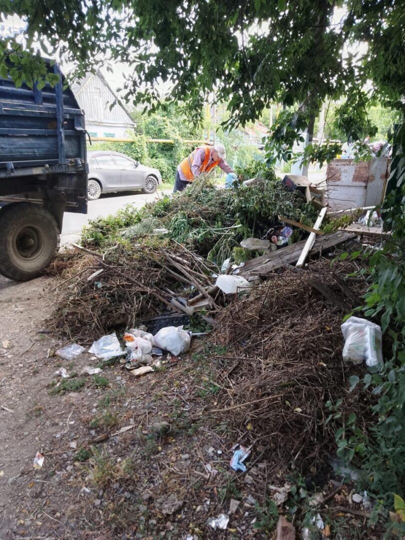 В Хадыженске продолжается уборка несанкционированных свалок | 25.06.2024 |  Апшеронск - БезФормата